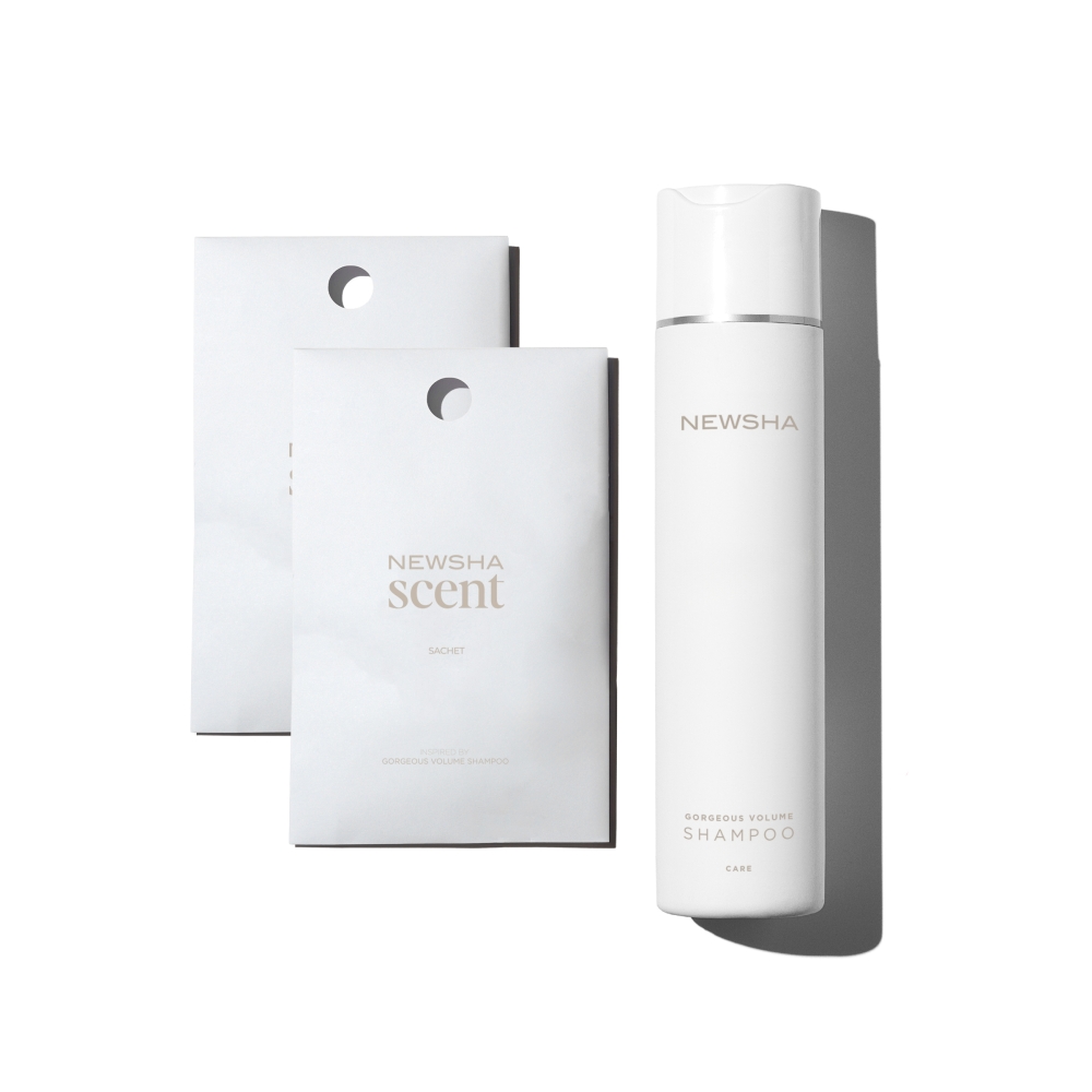 Volumen-Shampoo in eleganter weißer Flasche mit zwei passenden Sachets. Für sichtbar mehr Fülle und ein duftintensives Pflegeerlebnis bei feinem Haar.