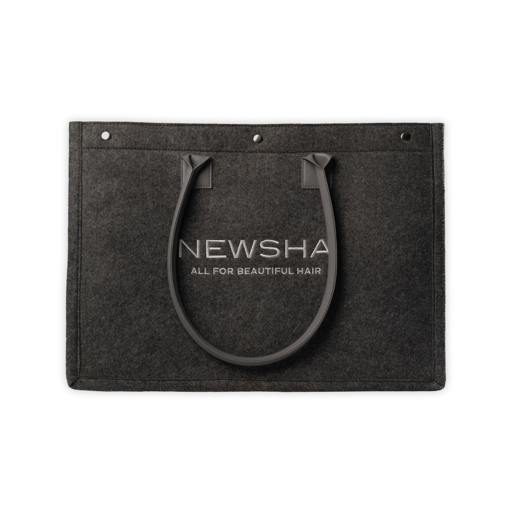 Elegante NEWSHA Filztasche in Anthrazit mit aufgesticktem Logo und Slogan „ALL FOR BEAUTIFUL HAIR“. Stilvolle, robuste Tragetasche für Haarpflegeprodukte und Accessoires. Ideal für unterwegs oder den Friseursalon.