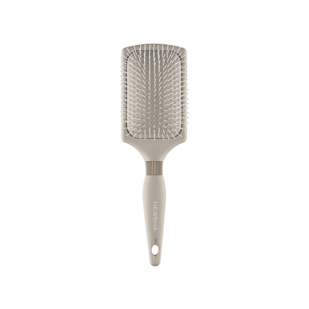 Beige Paddle Brush von NEWSHA mit flexiblem Bürstenkopf und abgerundeten Kunststoffborsten. Ideal zum sanften Entwirren von nassem und trockenem Haar, für glänzendes, gesundes Haar ohne Ziepen.