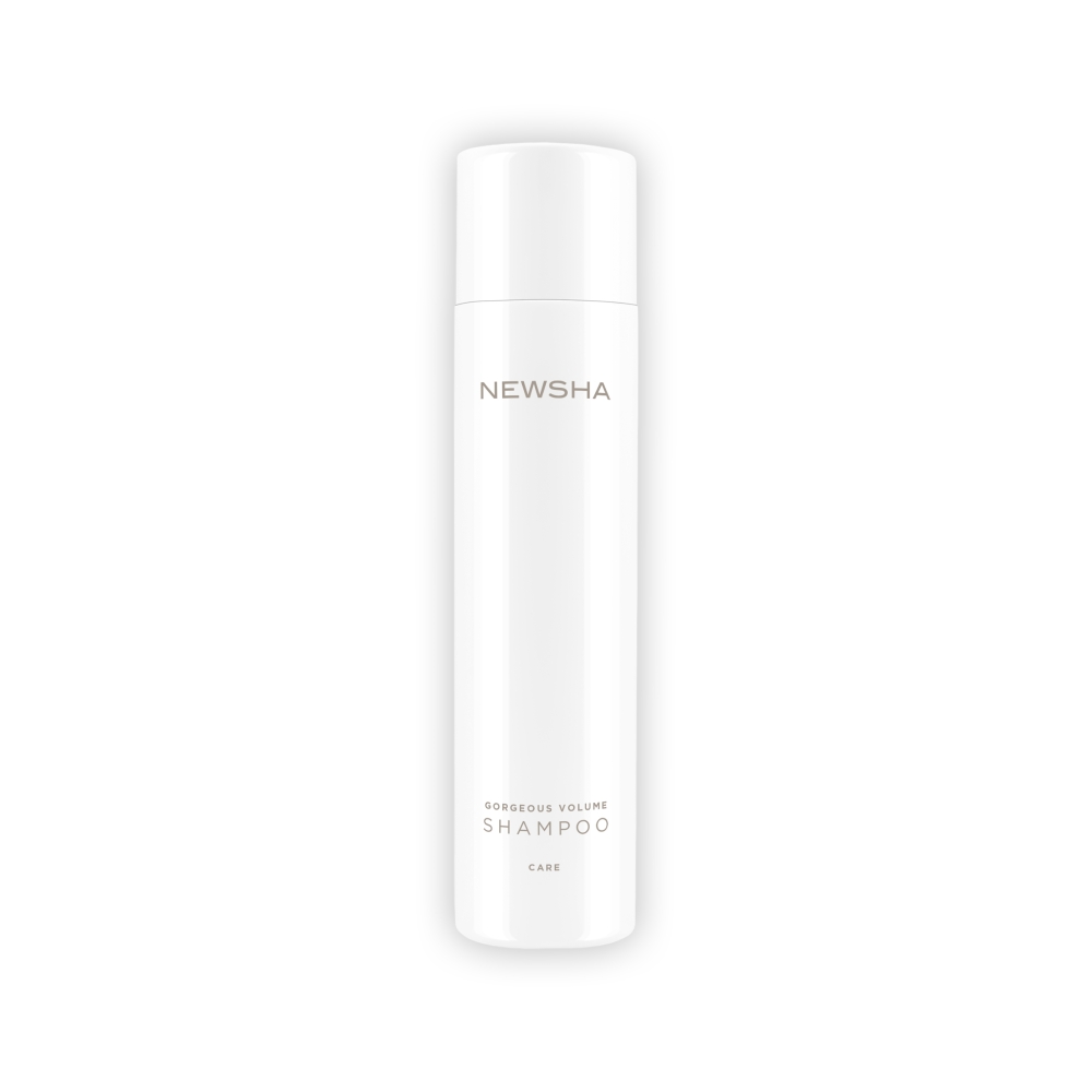 Volumen Shampoo für feines Haar. Aufpolsternde Pflege für mehr Fülle, Griffigkeit und Volumen im Haaransatz, in weißer Flasche mit silbernem Akzent. Gorgeous Volume Shampoo von NEWSHA.