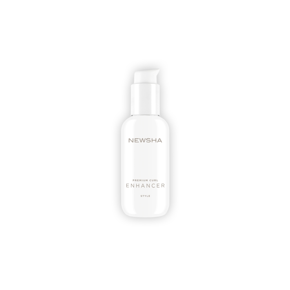 NEWSHA Premium Curl Enhancer. Definierendes Styling-Produkt für lockiges Haar in eleganter weißen Pumpflasche mit silbernem Verschluss, ideal für mehr Sprungkraft und Struktur.