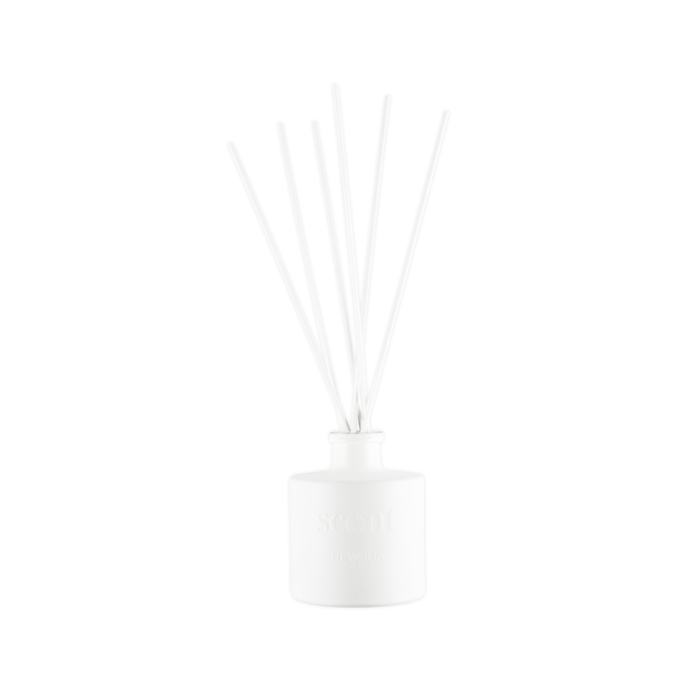 Eleganter Raumduft von NEWSHA Home in matter Designflasche mit Holzverschluss. Stilvoller Duftspender für ein exklusives Wohnambiente.