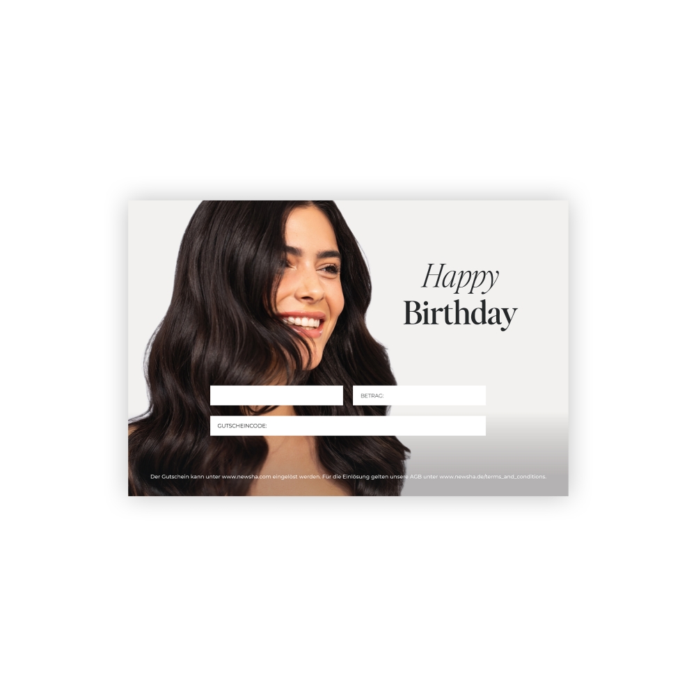 NEWSHA Geburtstagsgutschein mit eleganter Frau und geschwungenem Schriftzug „Happy Birthday“ – personalisierbar mit Betrag und Gutscheincode, ideal als stilvolles Geschenk für hochwertige Haarpflegeprodukte.